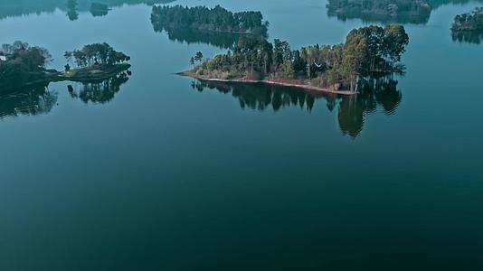 高清航拍唯美风景湖泊水库小岛视频的预览图