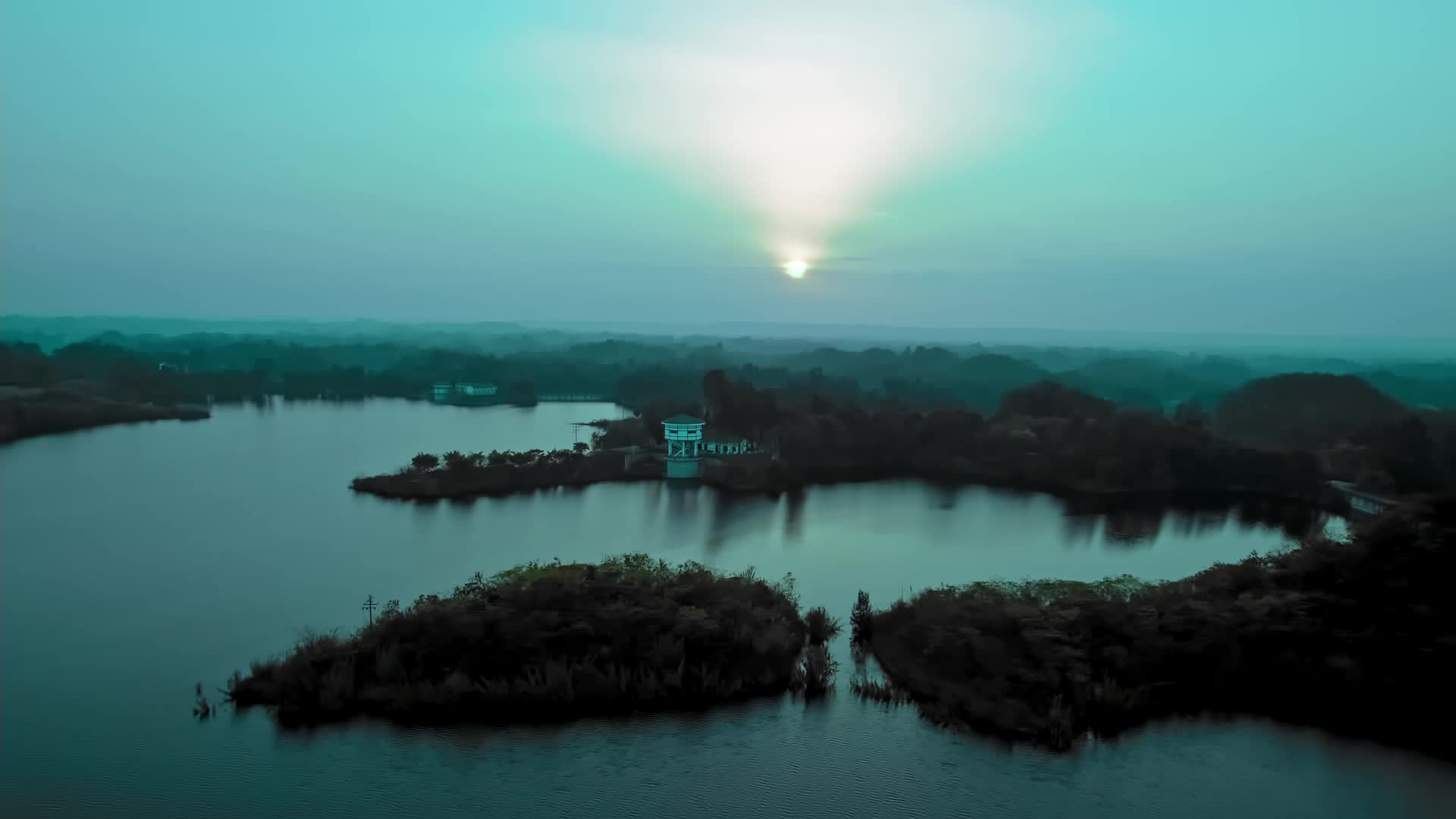高清航拍唯美风景日落湖泊水库小岛视频的预览图