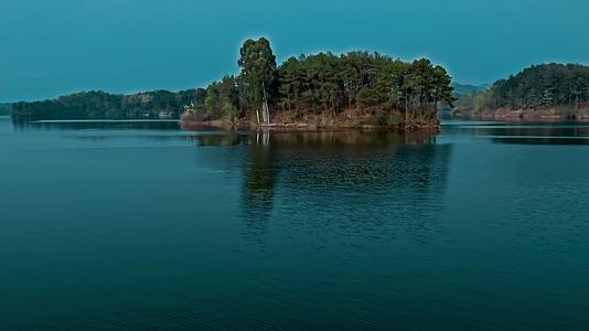 高清航拍唯美风景湖泊水库小岛视频的预览图
