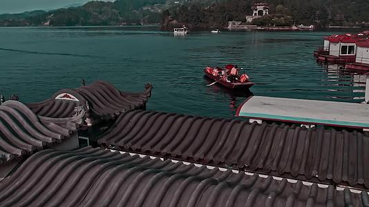 高清航拍湖泊码头汽艇小船唯美风景船划船黑龙滩视频的预览图