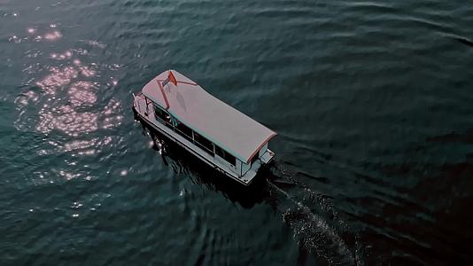 高清航拍湖泊码头汽艇小船唯美风景船划船黑龙滩视频的预览图