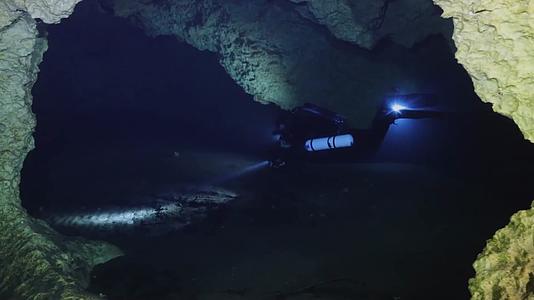 水下拍摄潜水员深海潜水洞潜视频的预览图