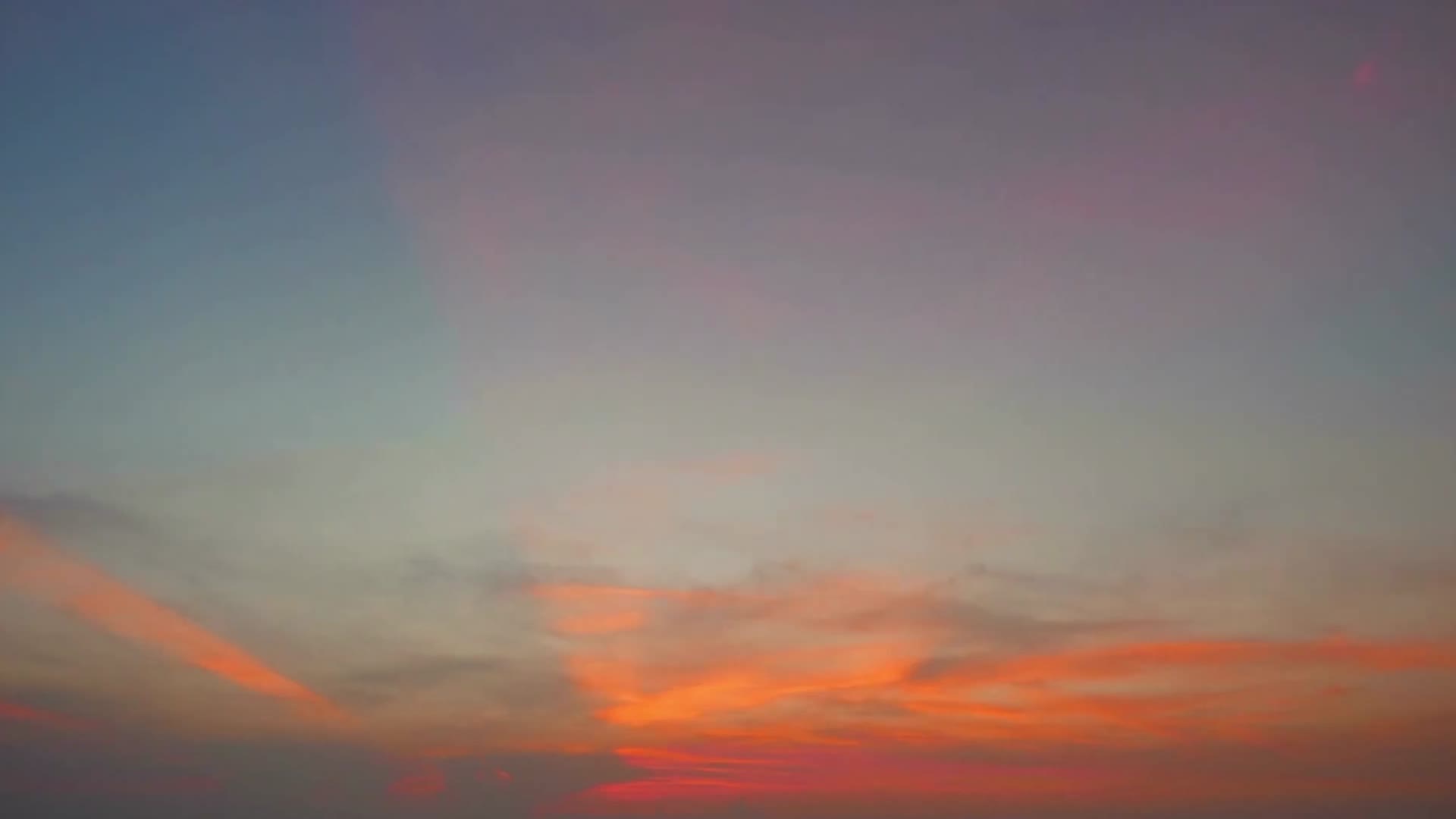 傍晚海边沙滩夕阳落日视频的预览图