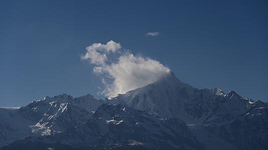 冬季香格里拉梅里雪山卡瓦博格峰延时摄影视频的预览图