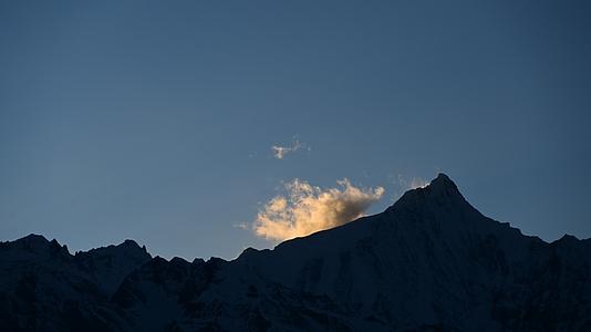 冬季香格里拉梅里雪山卡瓦博格峰日落延时摄影视频的预览图