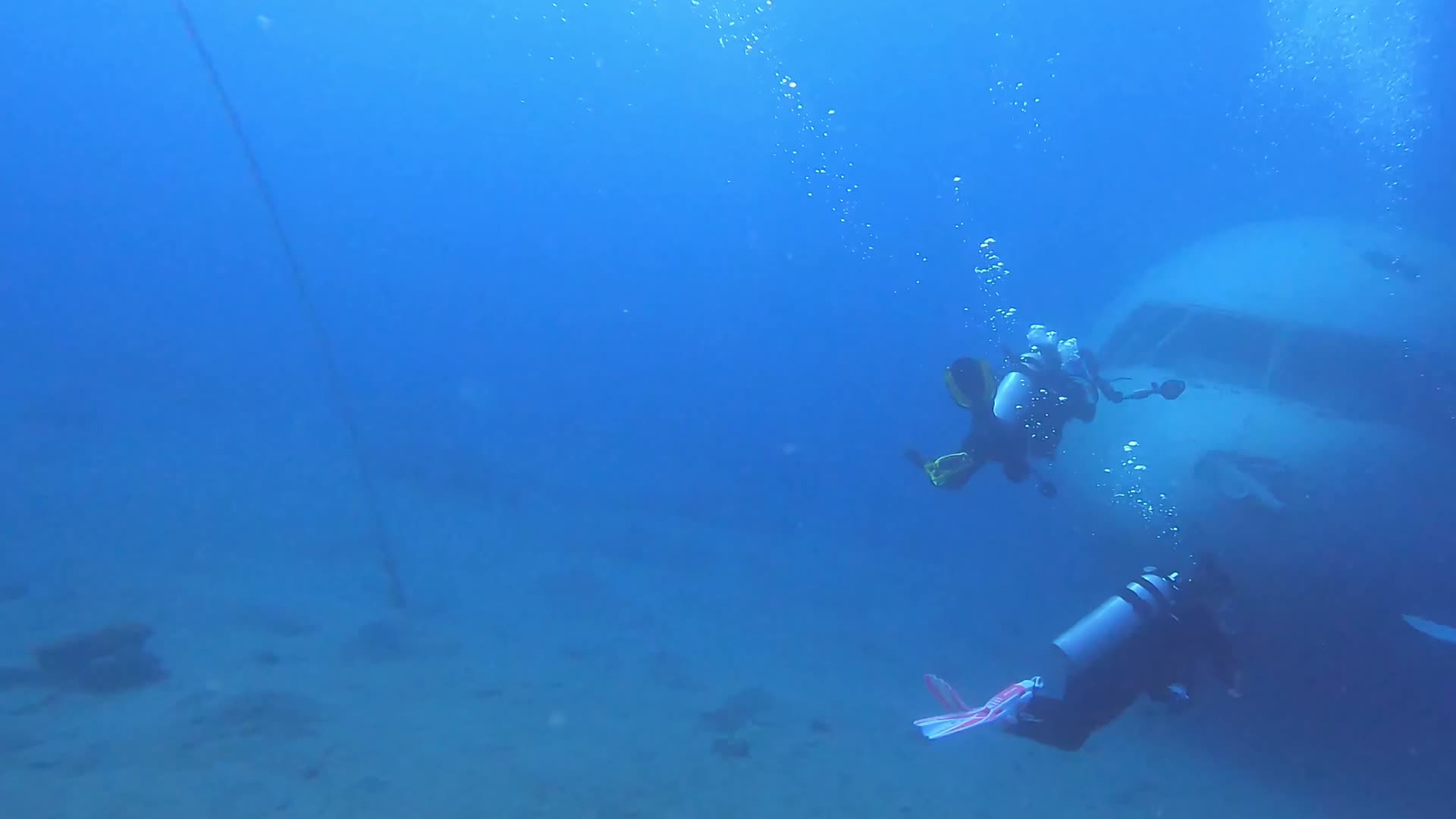 潜水拍摄飞机残骸视频的预览图