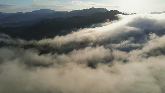 山脉日出云雾唯美航拍视频的预览图