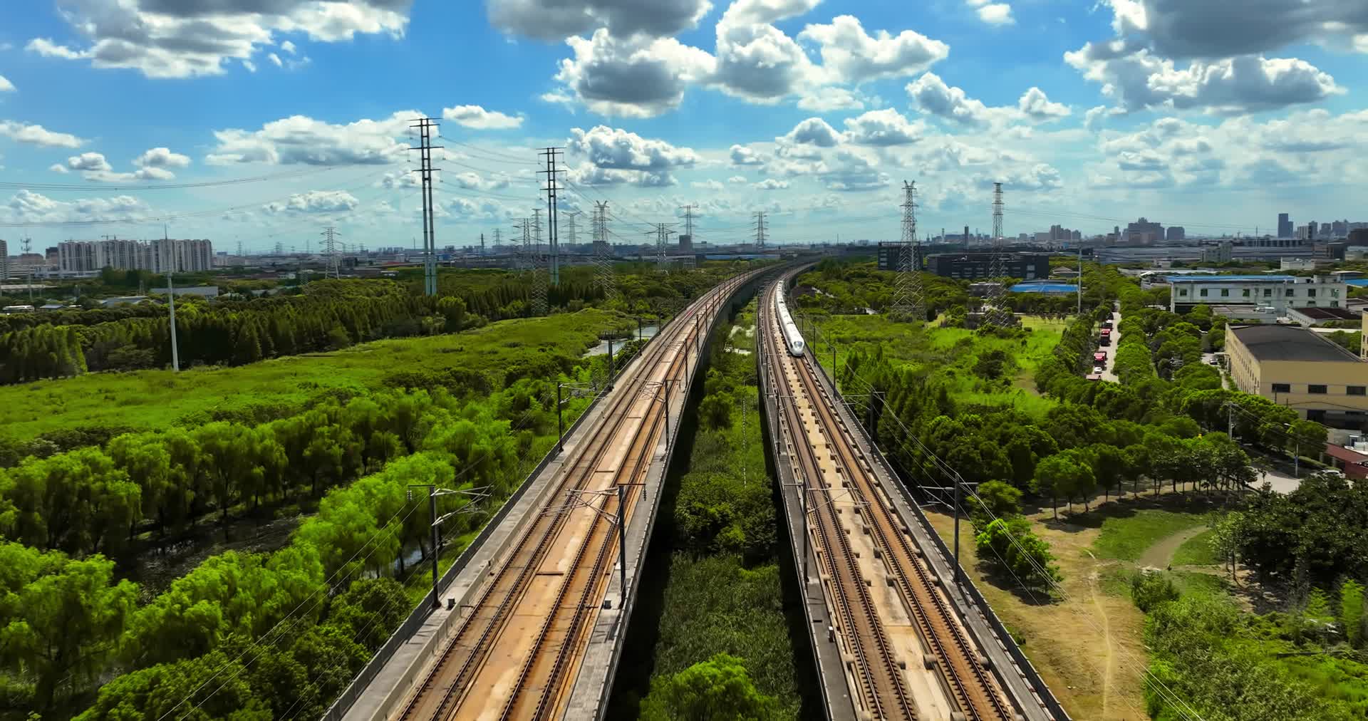 航拍高铁行驶动车和谐号交通高清视频的预览图