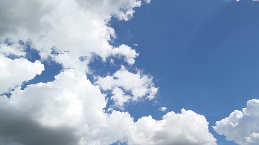 唯美蓝天白云实拍视频视频的预览图