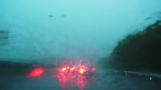 狂风暴雨开车在高速视频的预览图