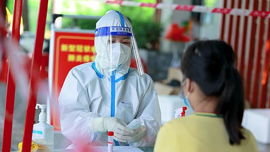2022年8月6日上午7时海南省三亚市核酸检测现场大白们的工作写真视频的预览图
