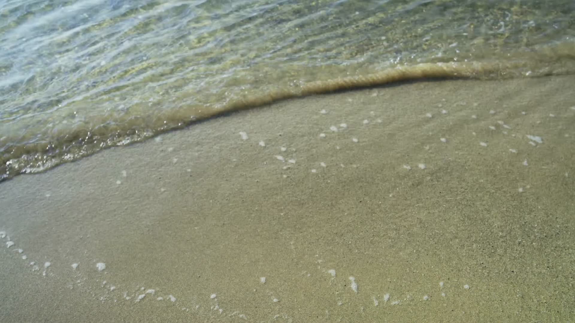 沙滩海边海岸海浪冲刷泥沙视频的预览图