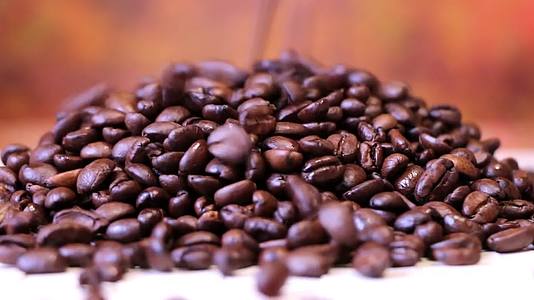 咖啡粒黑倒特写咖啡豆视频的预览图