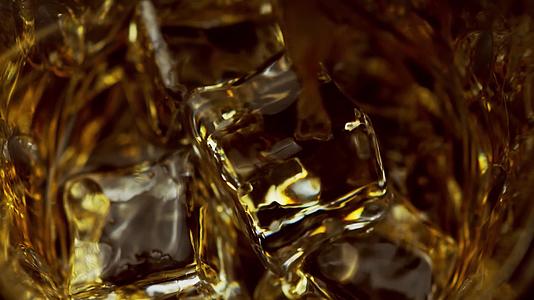 威士忌喝鸡尾酒冰玻璃酒吧酒精视频的预览图