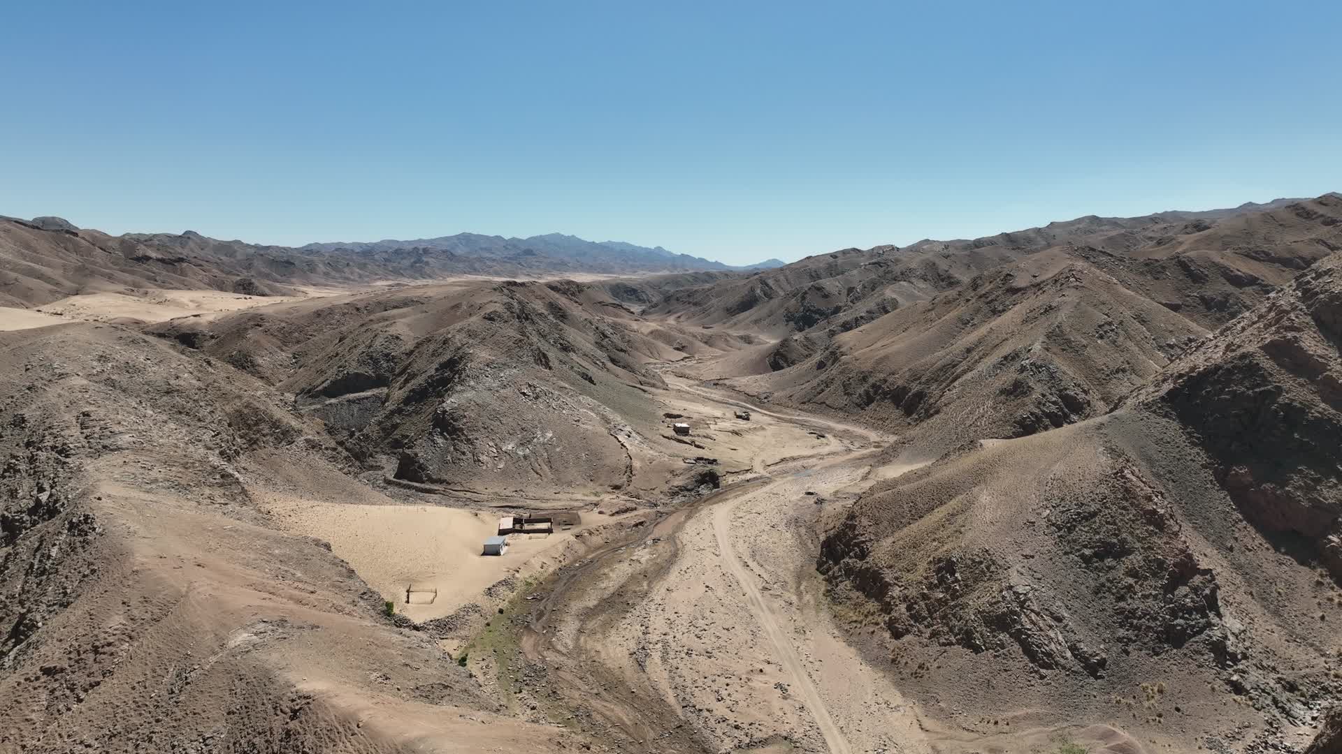 无人机拍摄阴山山脉视频的预览图