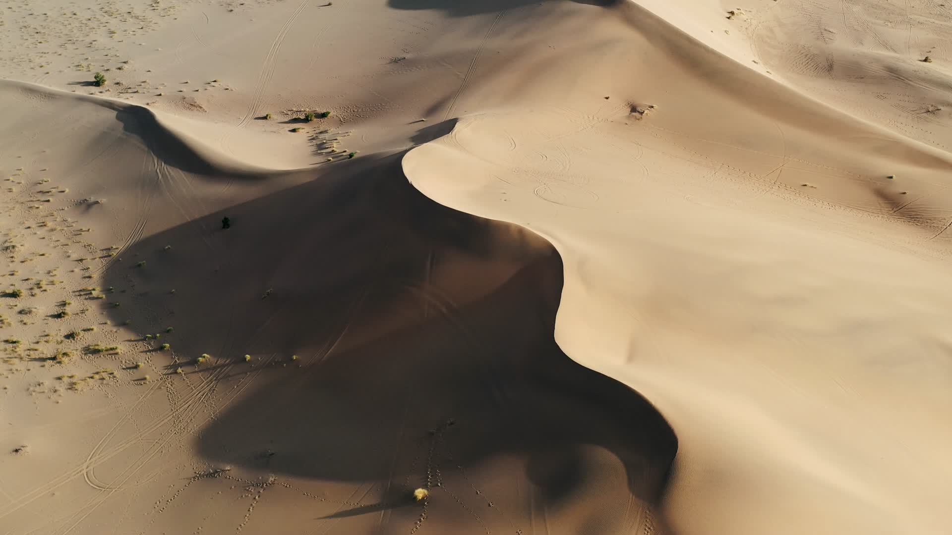 航拍戈壁沙漠沙丘穿越无人区宣传片视频的预览图