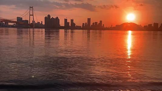 海港旁边的落日美景视频的预览图