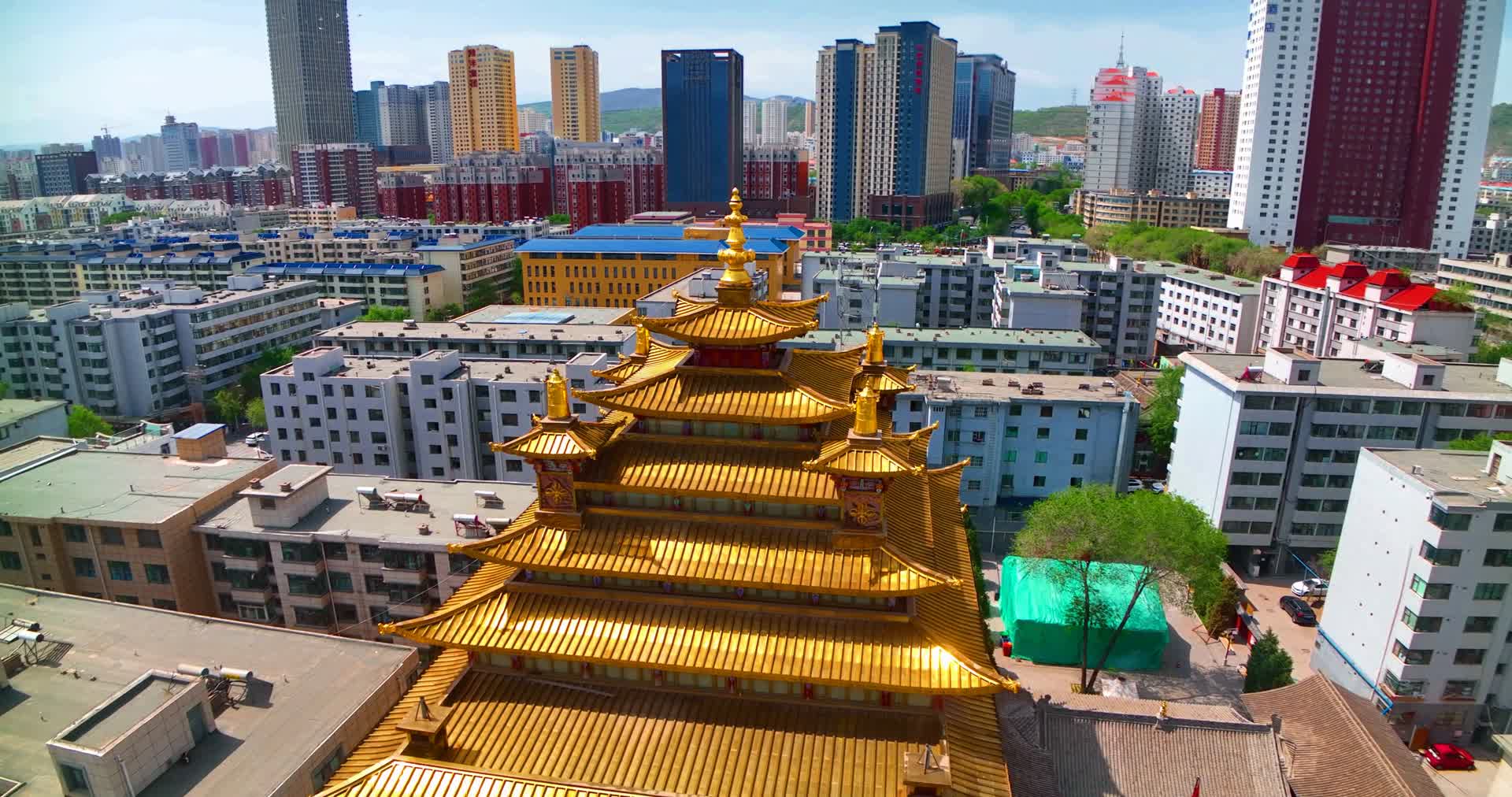 航拍青海西宁城中区金塔寺4K御3藏传佛教视频的预览图