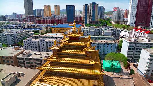 航拍青海西宁城中区金塔寺4K御3藏传佛教视频的预览图