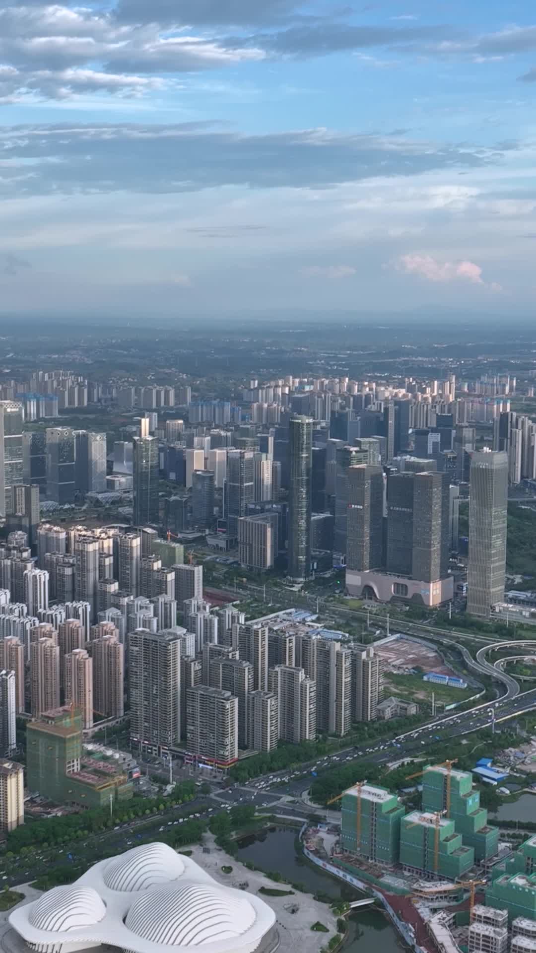 高清竖屏航拍南宁自贸片区高楼视频的预览图