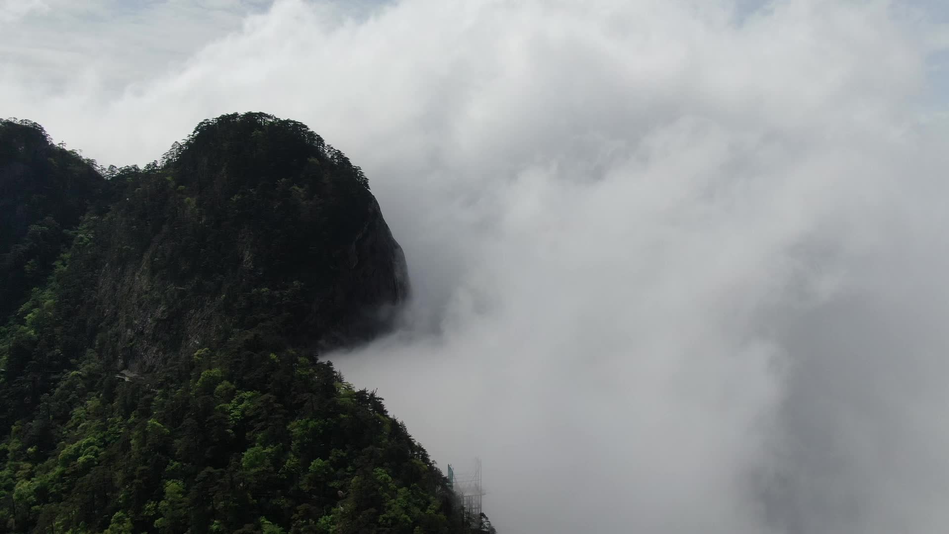 航拍云雾大山实拍视频的预览图