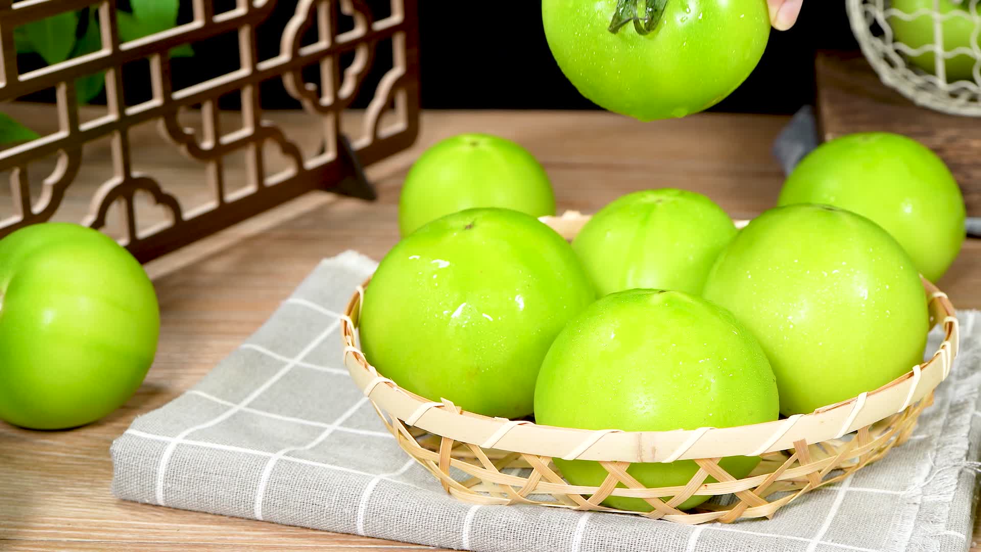 新鲜蔬果水果青西红柿切开摆盘4K高清实拍视频视频的预览图