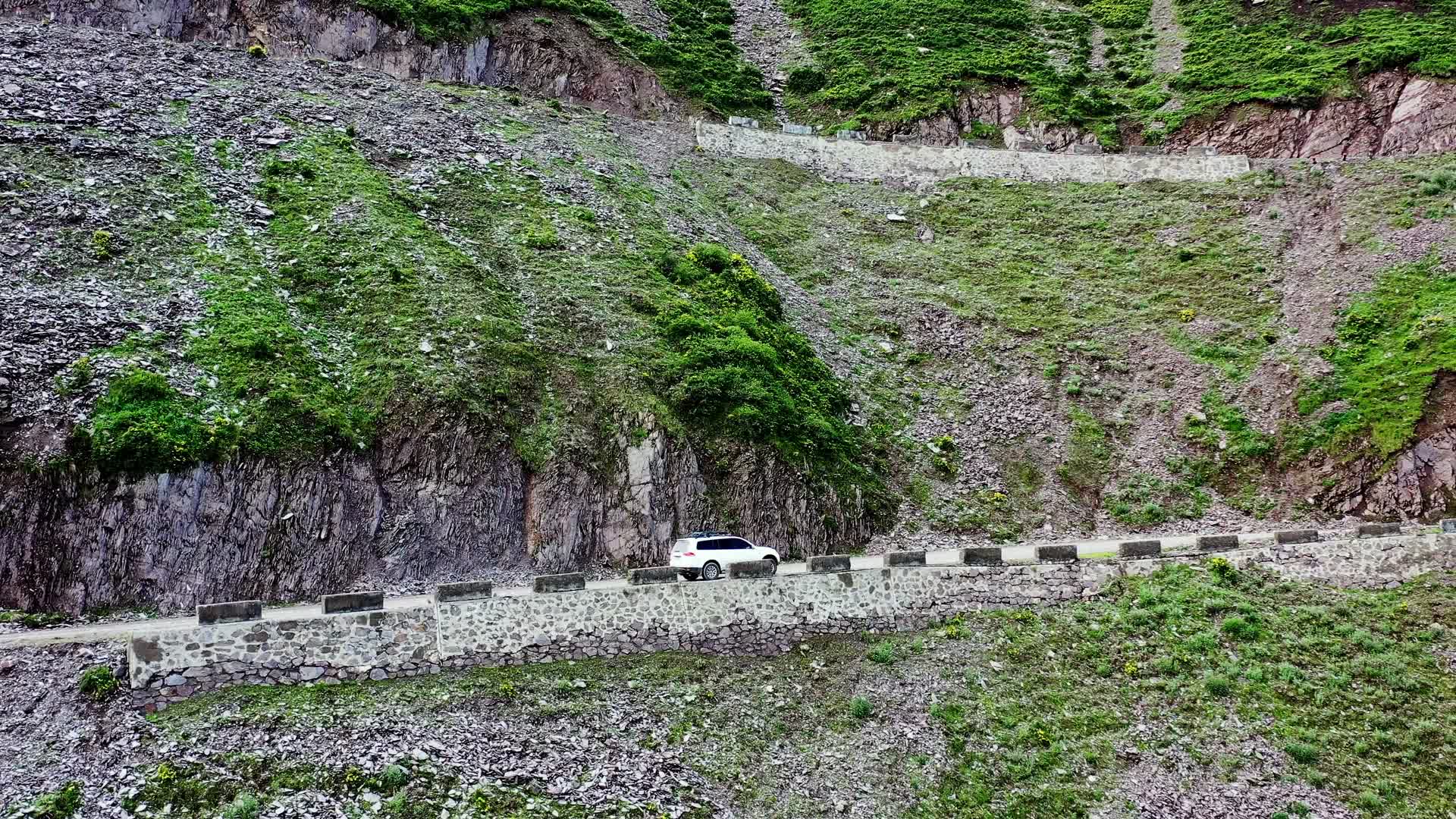 航拍山路上行驶的汽车视频的预览图