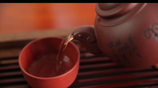 紫砂壶倒茶水视频的预览图