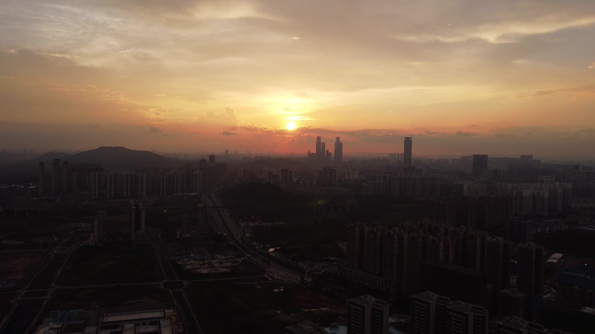航拍城市夕阳金黄色的夕阳很温馨视频的预览图