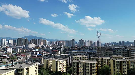 航拍湖南怀化城市建设蓝天白云视频的预览图