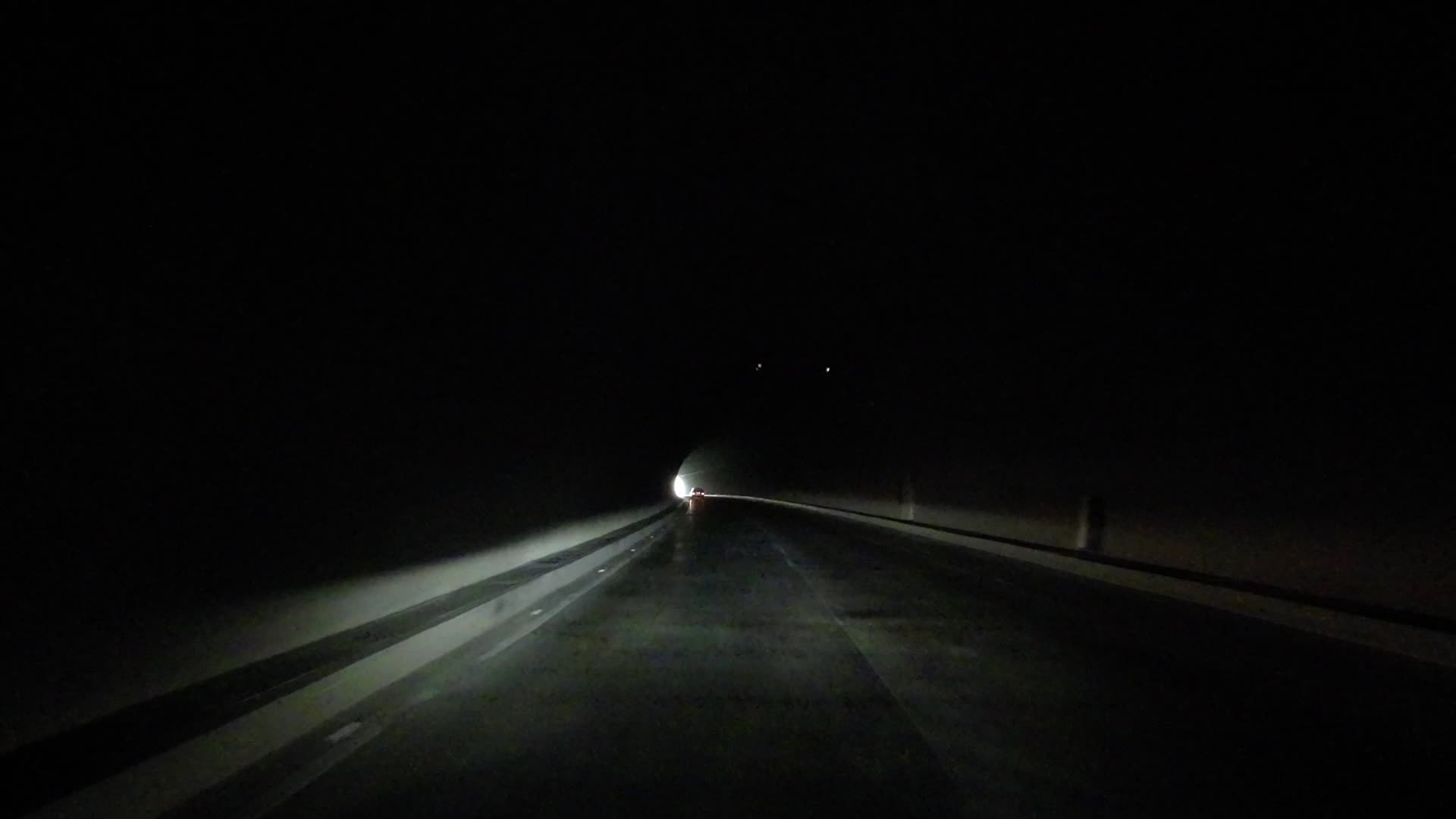 开车行驶在公路上沿途风景第一视角视频的预览图