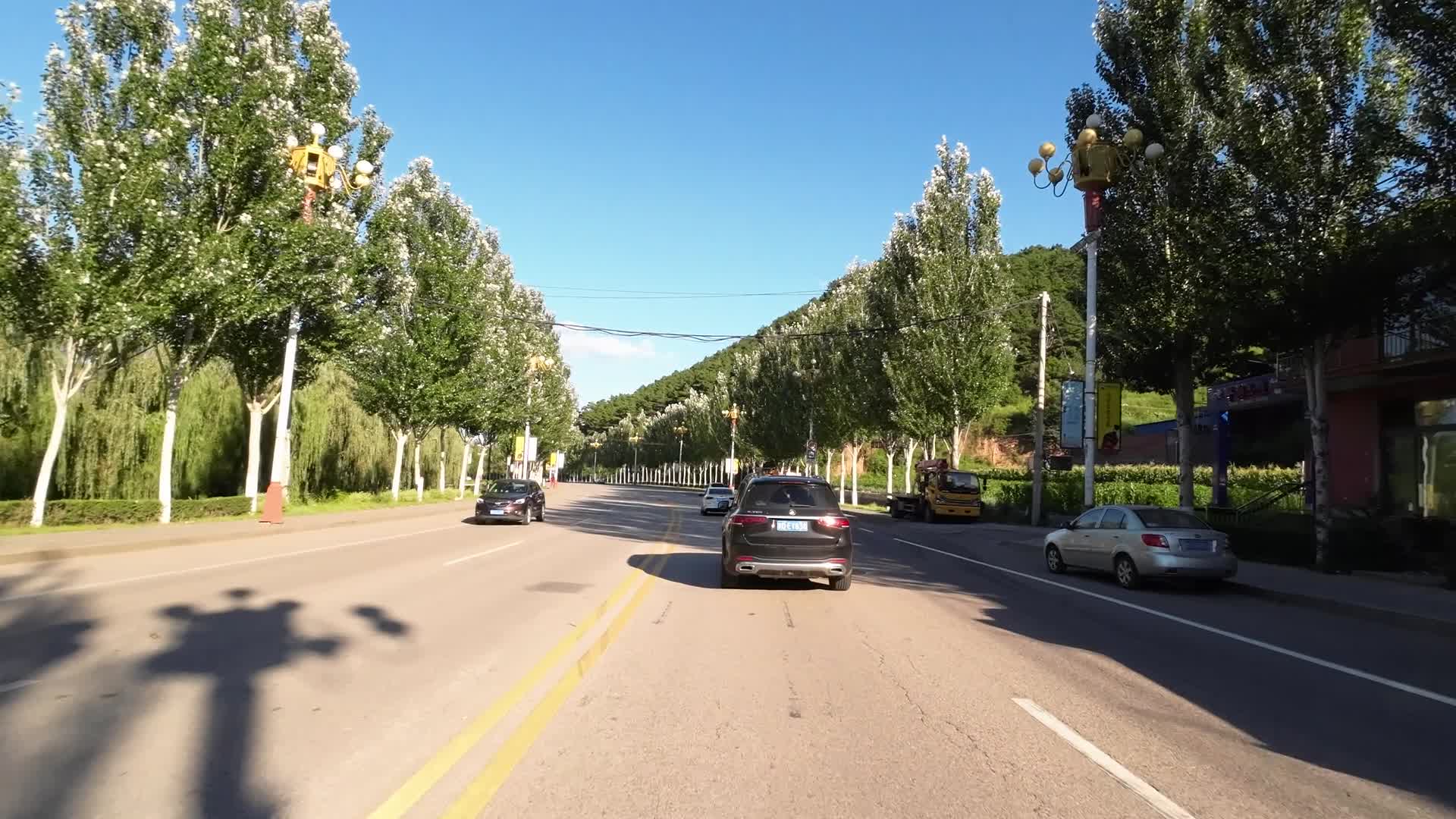 城市郊区窗外的风景视频的预览图
