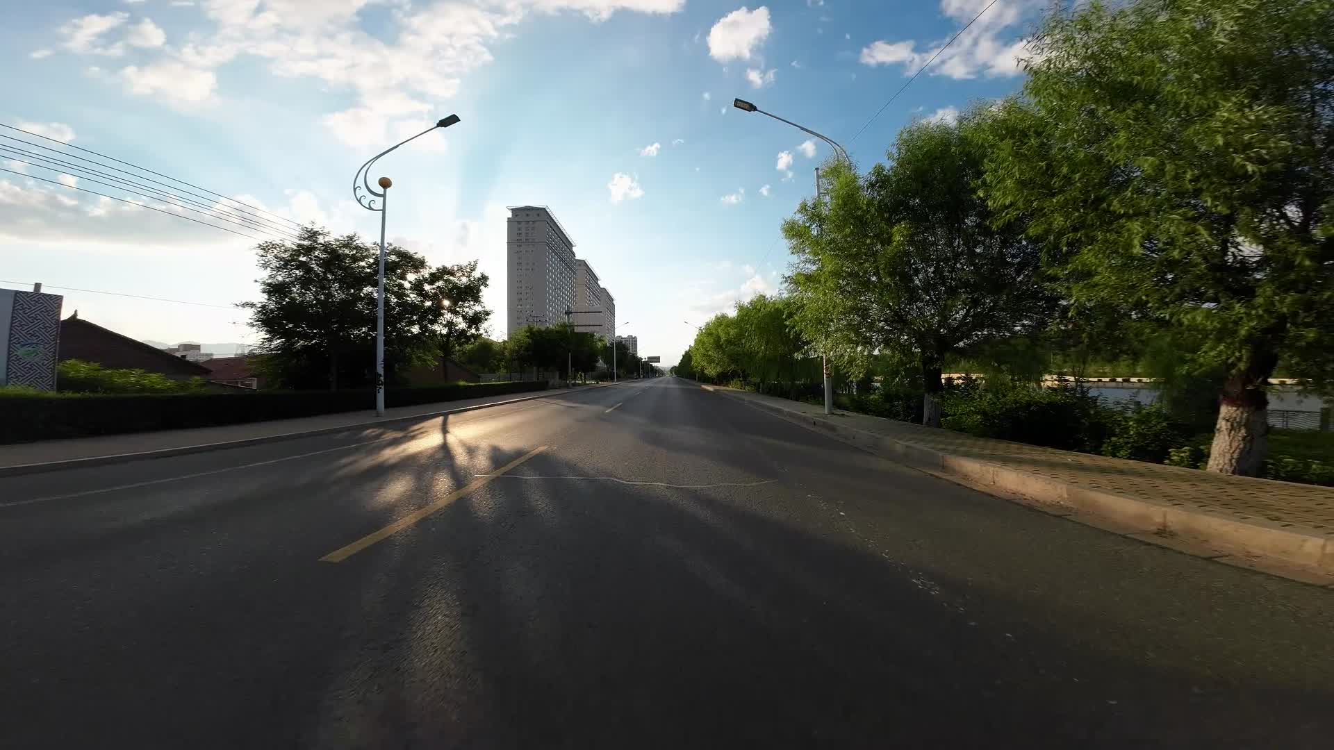 城市郊区窗外的风景视频的预览图