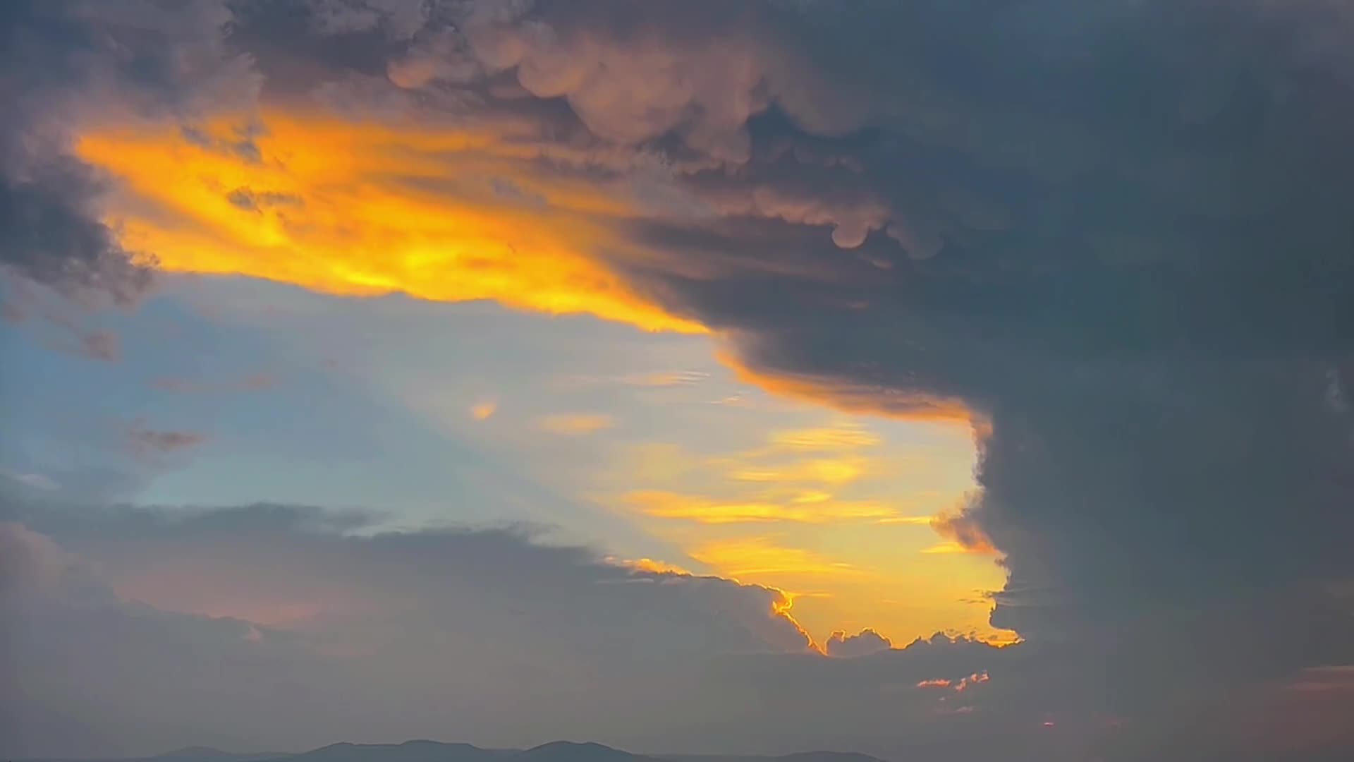 天空云层实拍视频视频的预览图