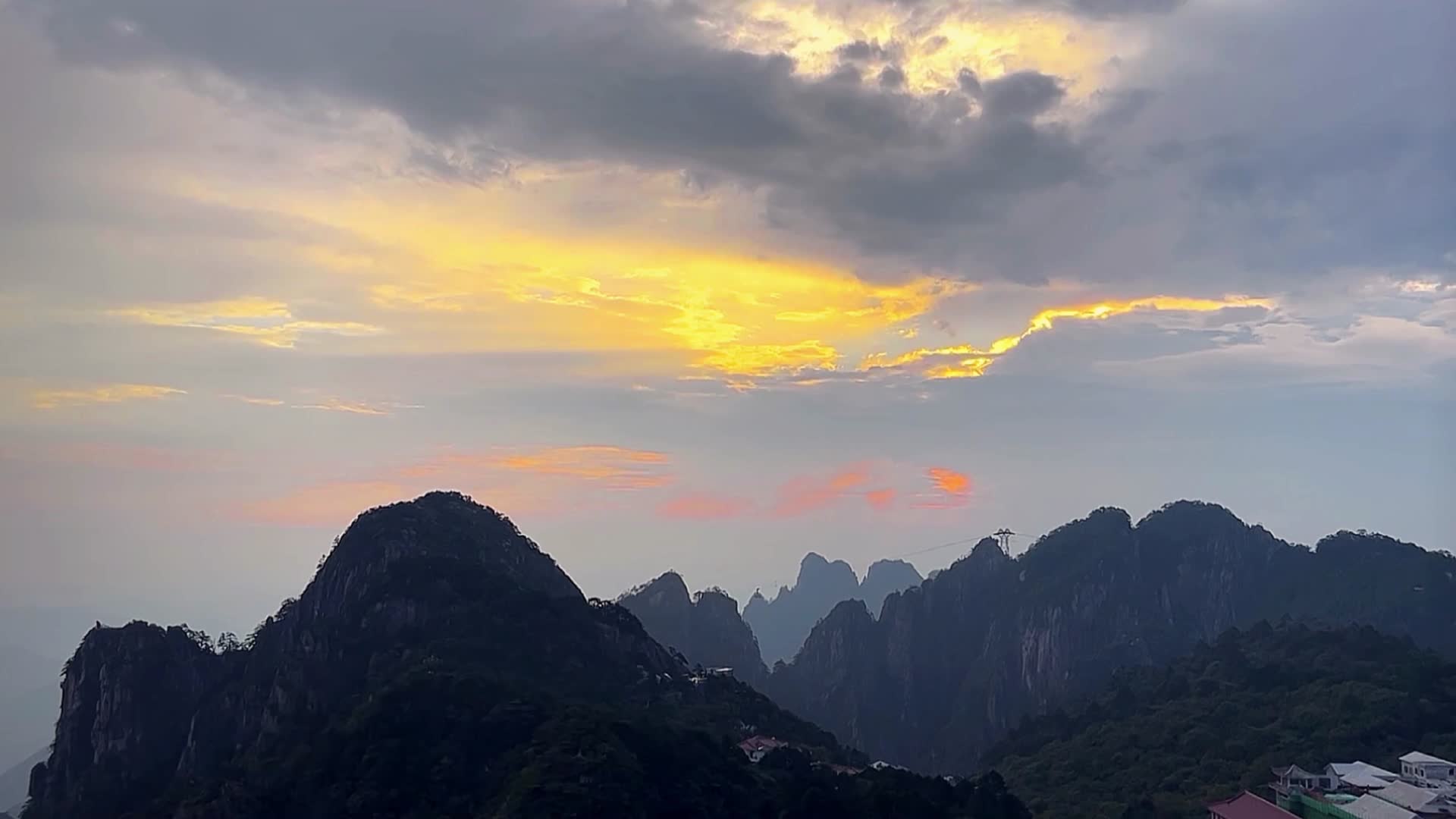 群山环绕的落日实拍视频视频的预览图