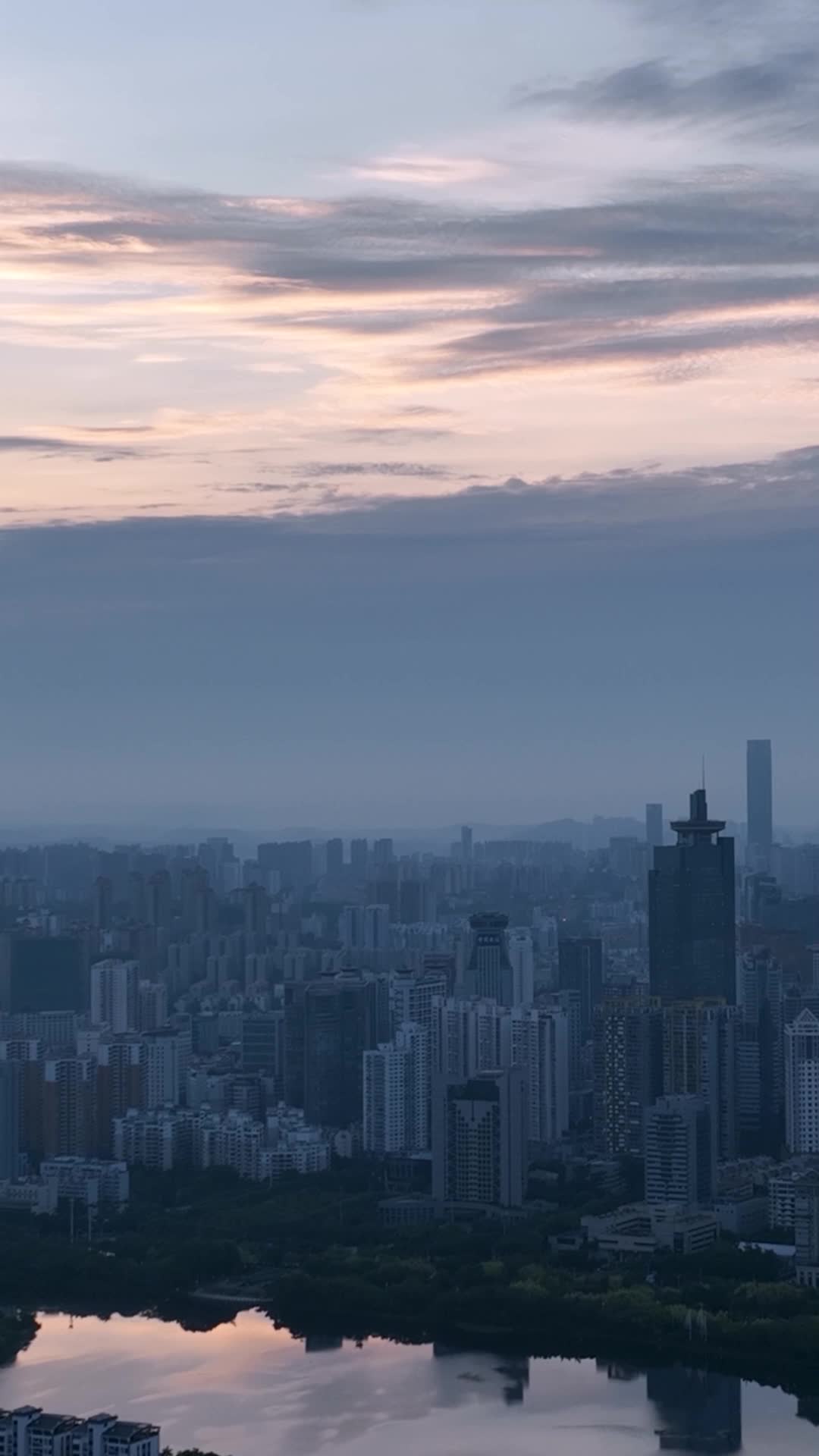 高清竖屏航拍南宁城市晚霞视频的预览图