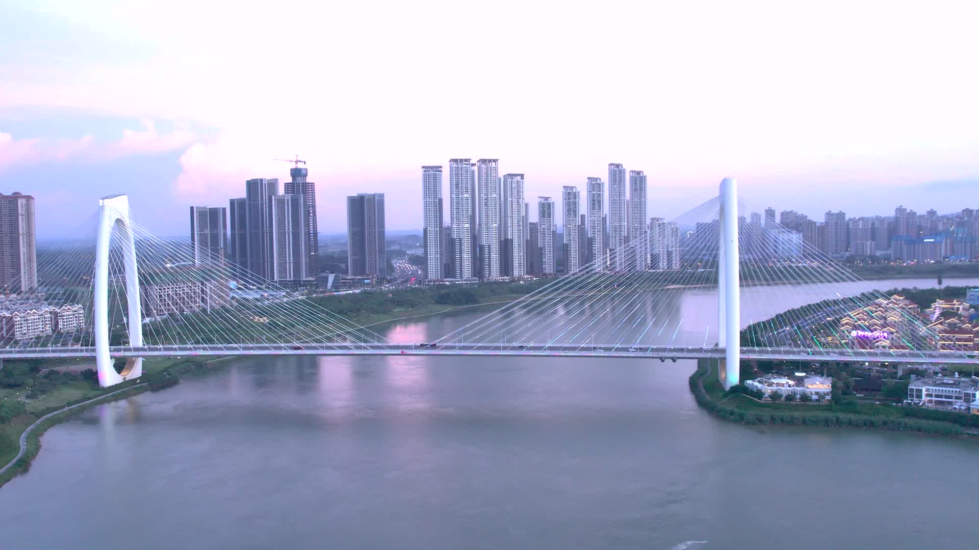 高清航拍南宁青山大桥傍晚时分视频的预览图