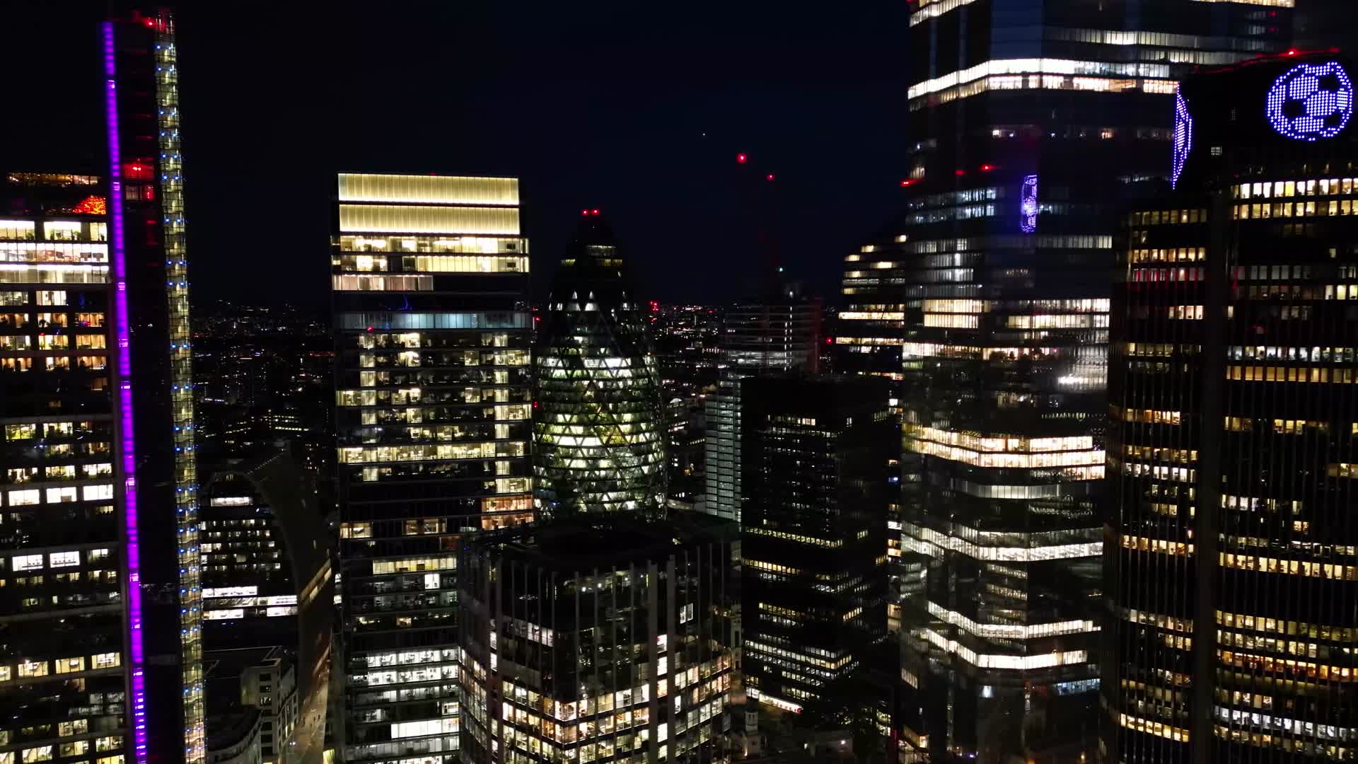4K伦敦城市无人机夜间航拍摩天大楼视频的预览图