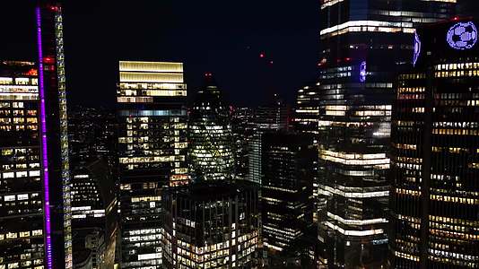 4K伦敦城市无人机夜间航拍摩天大楼视频的预览图