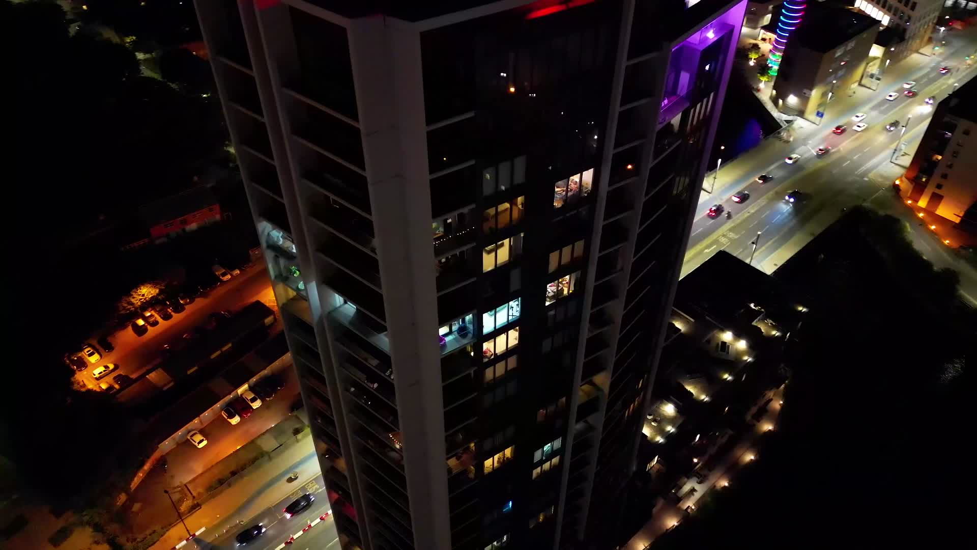 4K夜间无人机航拍伦敦斯特拉特福德摩天大楼视频的预览图