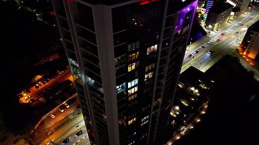 4K夜间无人机航拍伦敦斯特拉特福德摩天大楼视频的预览图