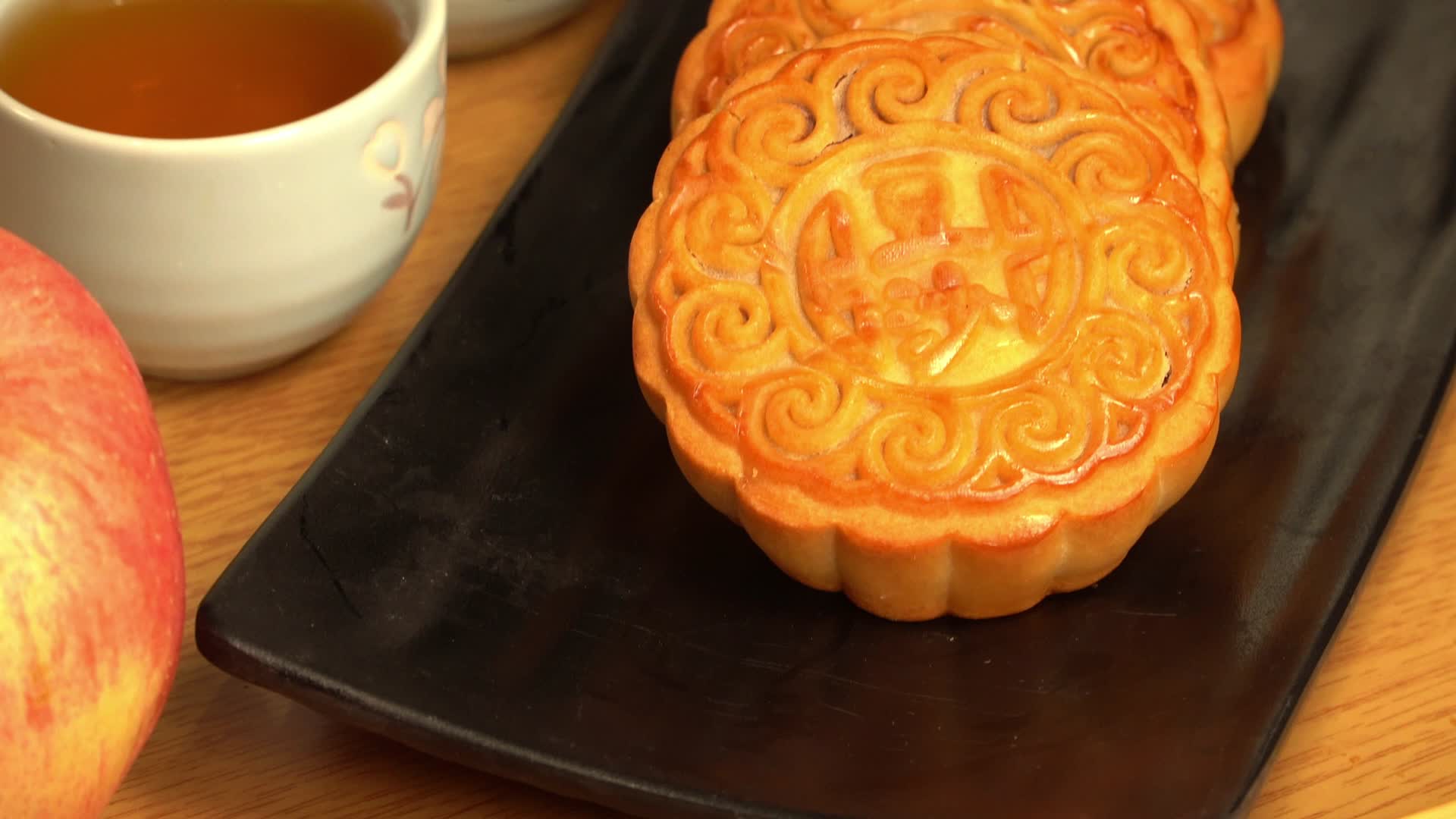 实拍中秋月饼视频的预览图