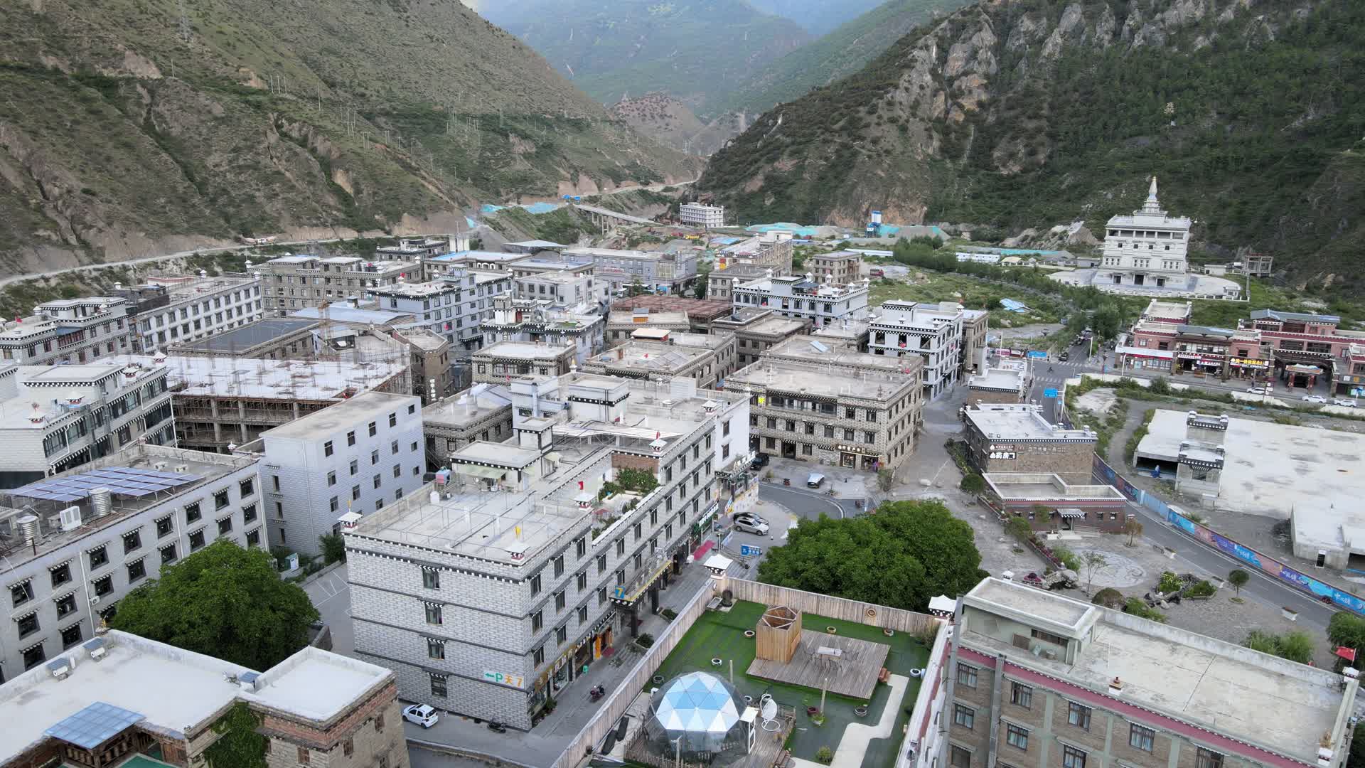稻城亚丁香格里拉镇藏区特色民居航拍视频的预览图