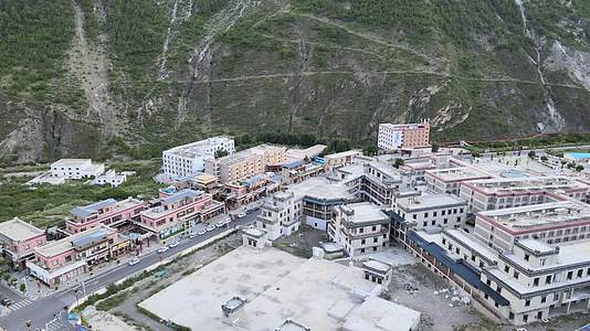 川西甘孜稻城亚丁香格里拉镇航拍藏区建筑视频的预览图