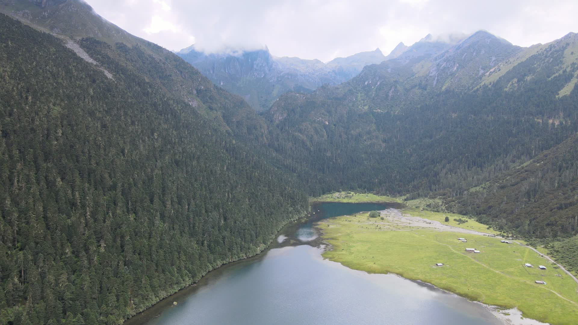 夏季高原淡水湖泊航拍无底湖露营景区视频的预览图
