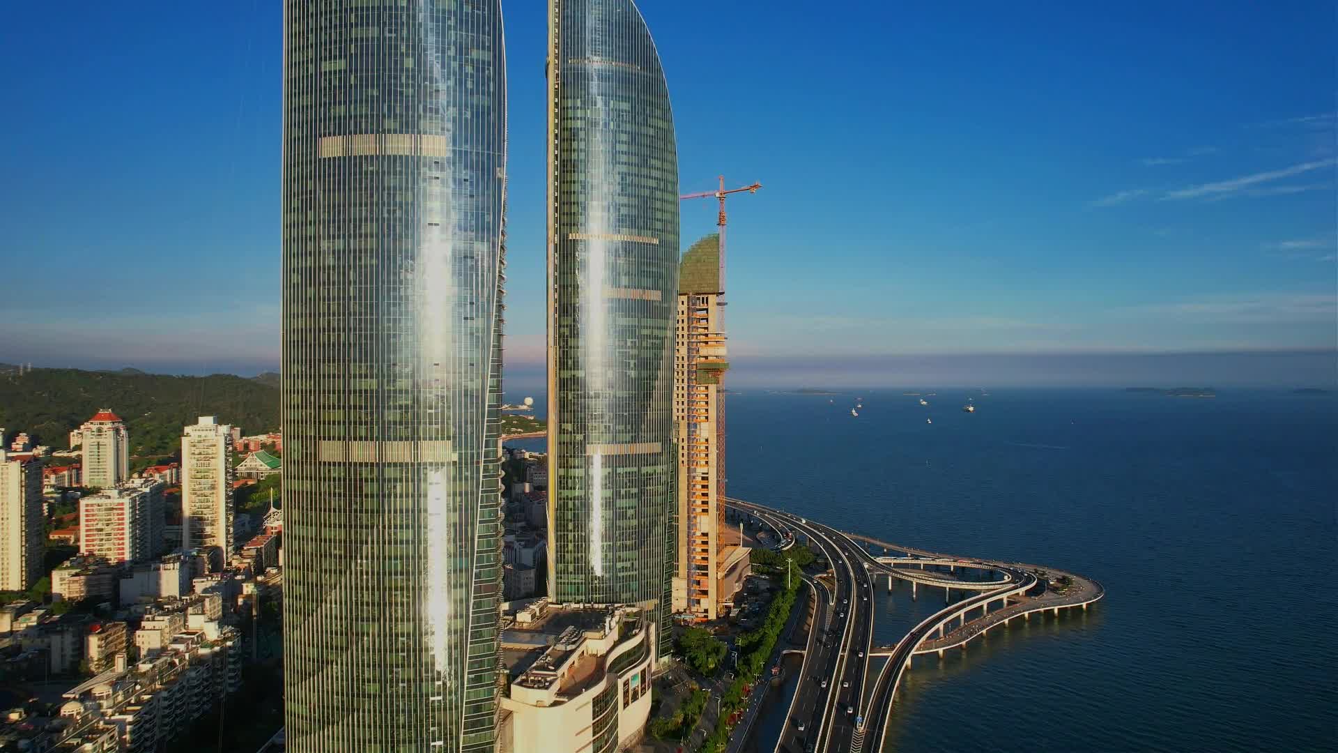 航拍厦门世贸海峡大厦视频的预览图