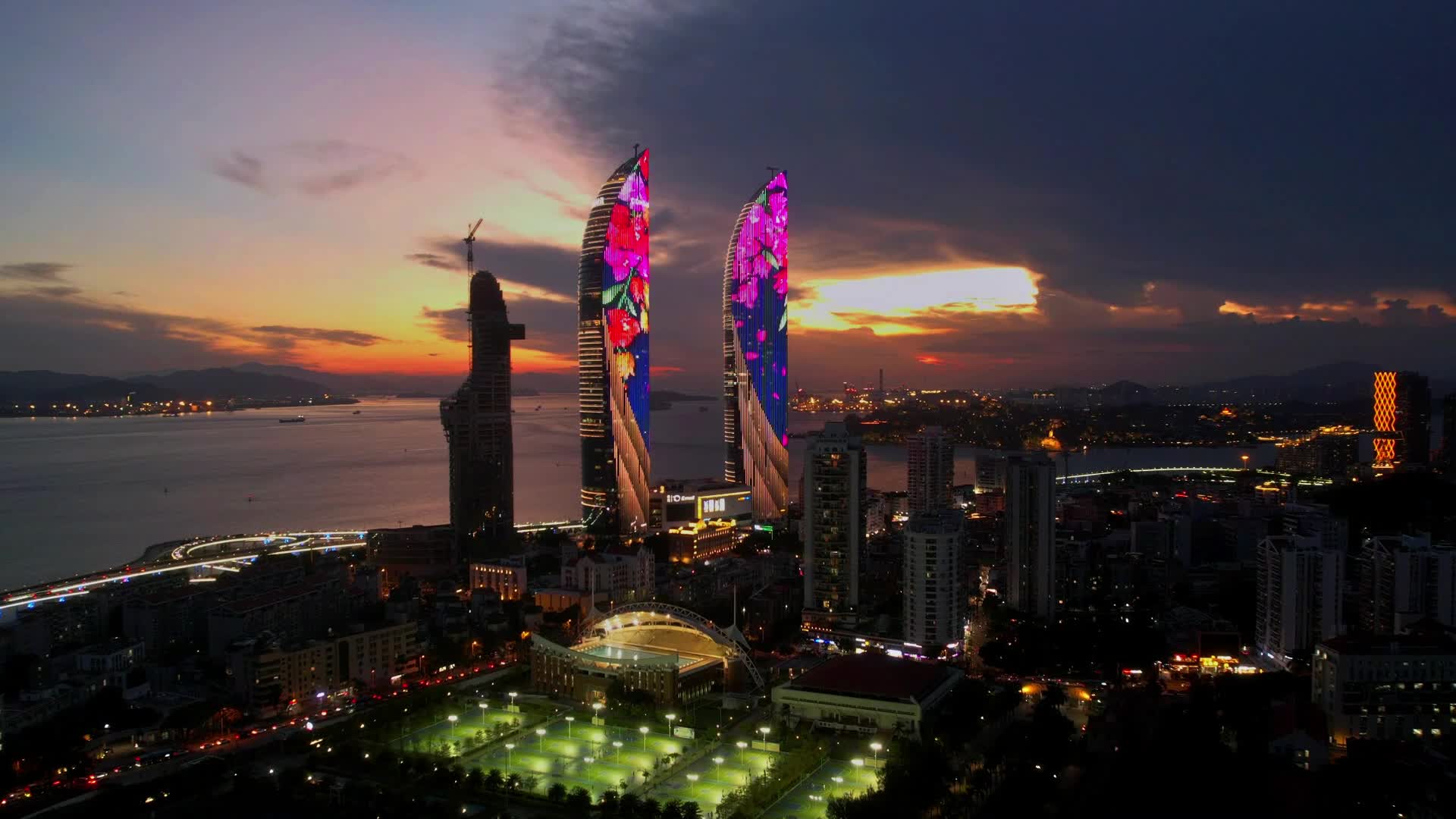 航拍厦门世贸海峡大厦景观视频的预览图