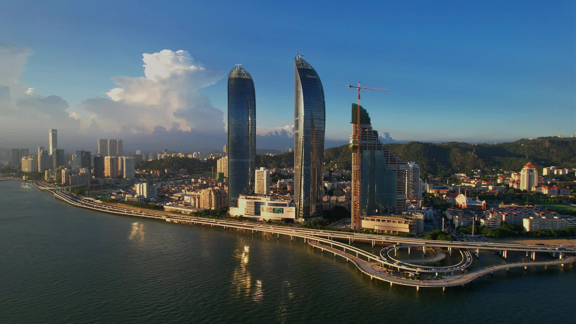 航拍厦门世贸海峡大厦景观视频的预览图