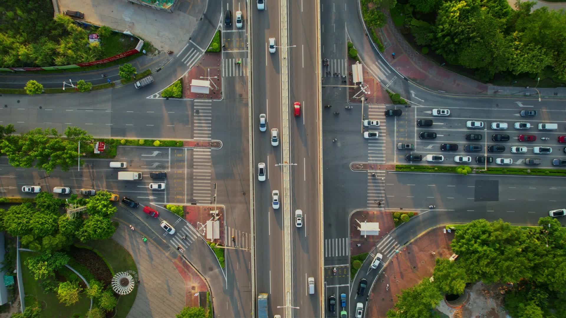 航拍城市路口交通景观视频的预览图