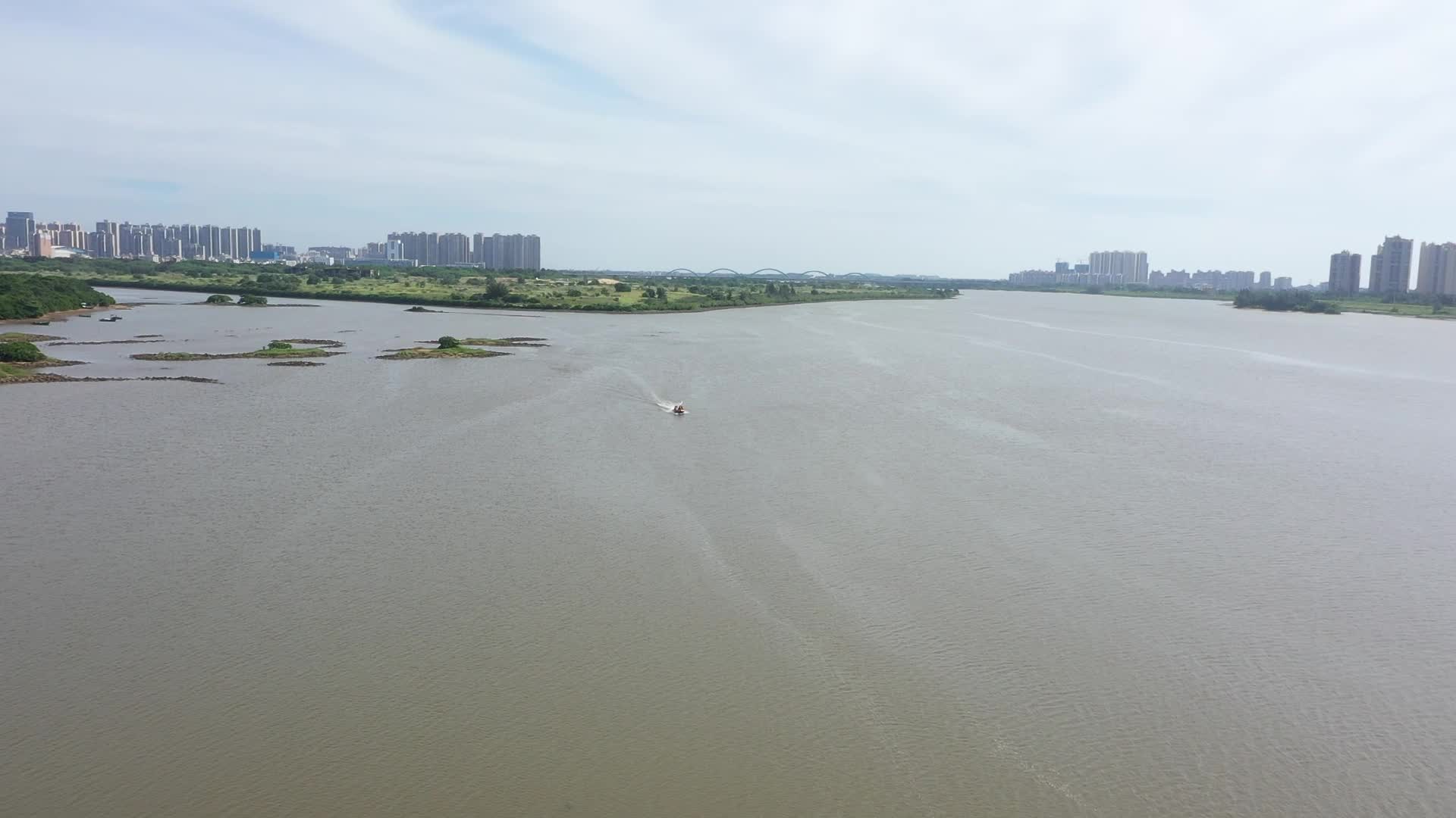 航拍海口南渡江视频的预览图